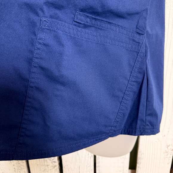 SCRUBSTAR Women's V-Neck Scrub Top Navy Blue Size Medium 3 Front Pockets Fitted - Picture 4 of 10